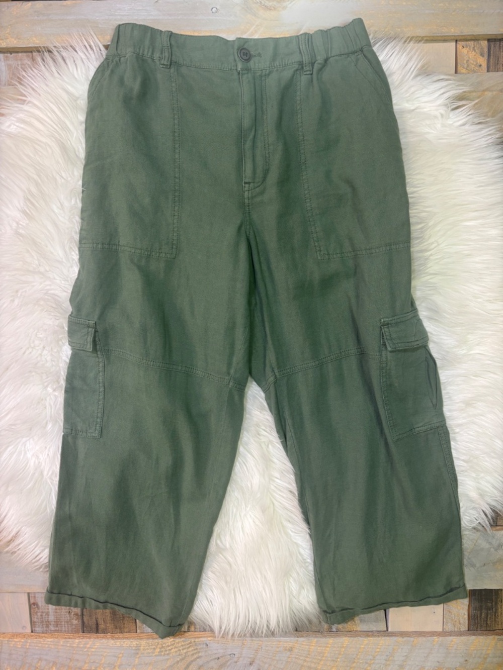 EUC {Pilcro · Anthro} High Rise Green Linen Utility Crop Cargo Pants | Medium - Picture 3 of 14